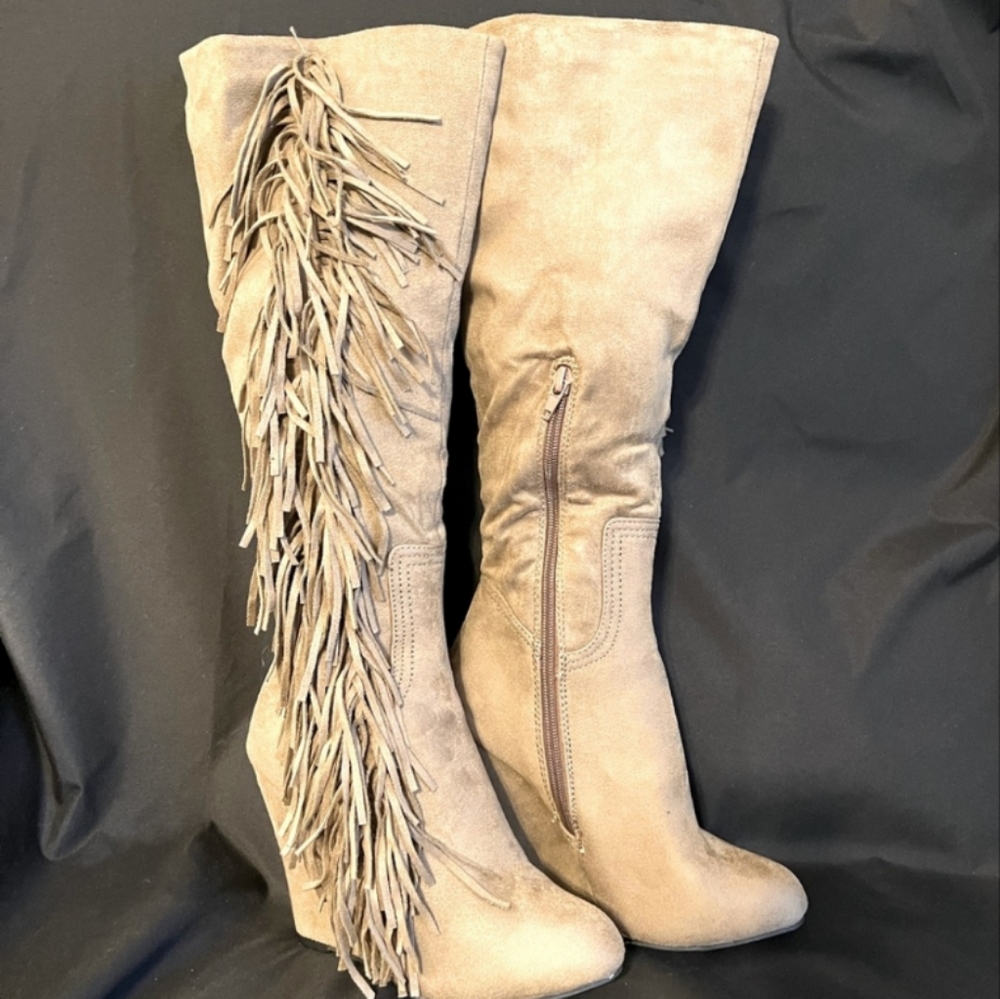 Wedged suede boot